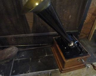 Edison with horn, does have top.