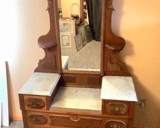 JMFO610 Dresser With Mirror