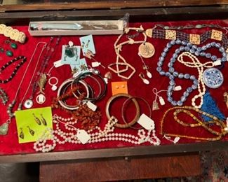 Lots of nice jewelry 