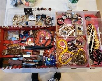 Small grouping of jewelry