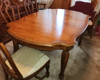 Thomasville Legacy dining table, with 6 chairs, 2 leaves and pads