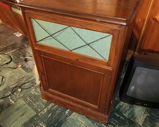 vintage stereo cabinet, stereo powers up