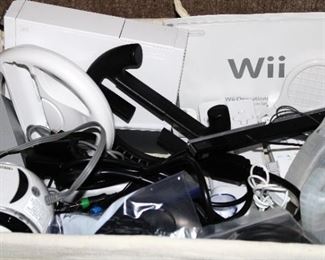 Wii Game Console, Controllers.  Complete Set.