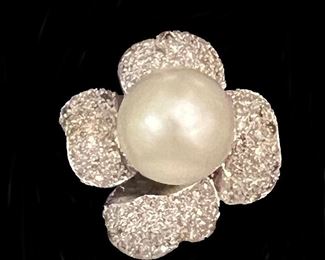 4d9. White gold and pave diamond ring with South Sea pearl