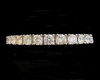 4e3. Diamond tennis bracelet