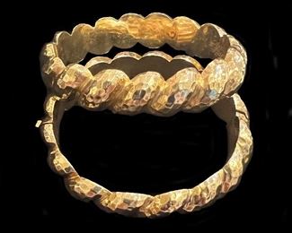 4h. Matching pr of hammered 18k gold bangles in the style of Henry Dunay
