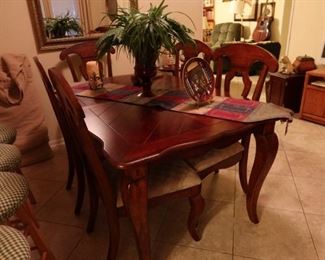 Excellent Condition Dining Table with 6 Chairs and 1 Leaf