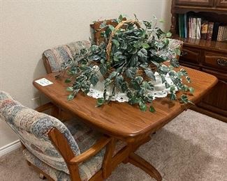 Game Table with 1 leaf and 4 chairs, Faux plant