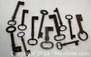 wlot of large vintage keys861 t