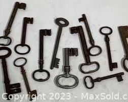 wlot of large vintage keys861 t