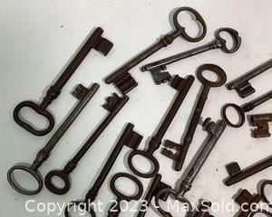 wlot of vintage keys851 t