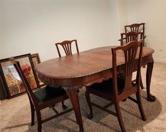 Beautiful Clawfoot Dining Room Table and 5 Chairs
