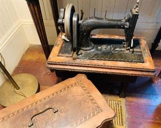early  pre electricity small sewing  machine with cover  that has  a hand crank