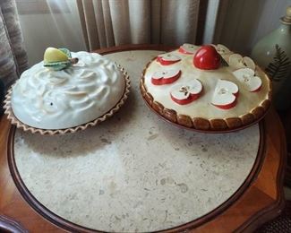 2 pie dishes with lids