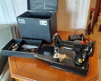 Singer featherweight sewing machine with case