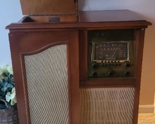 Vintage Magnavox radio/turntable 