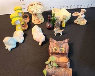 Miniature bottles, ceramics and decor items