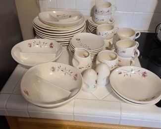 Franciscan earthenware 39 pieces service for 8 except missing one dessert plate. Bring box and packing materials