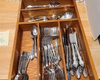 Oneida stainless Dover pattern 64 pieces in wooden organizer 19.5 x 12.5 x 2.75