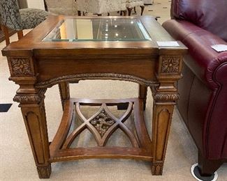 Another very nice end table.  We have a coffee table to match!