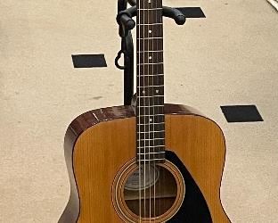 Yamaha dreadnought FG 401 & case