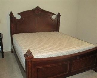BROYHILL BEDROOM SET INCLUDING A KING SIZE BED, DRESSER WITH MIRROR AND NIGHTSTAND, MATTRESS IN GREAT CONDITION
