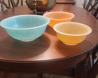 Set of three Pyrex bowls