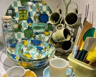 Retro Salad Serving Set, Vintage Avocado Green Coffee Cups on Rack 