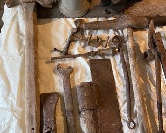 Primitive Tools, Old Shaw Deck 5 Hammer, Old Homemade Axe Blade, Vise