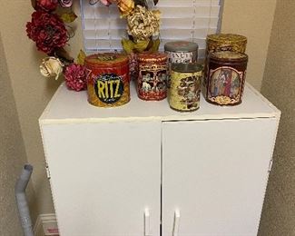 Tins, Wreath, Cabinet
