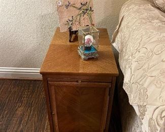 Side Table/Cabinet with Magazine rack, decor