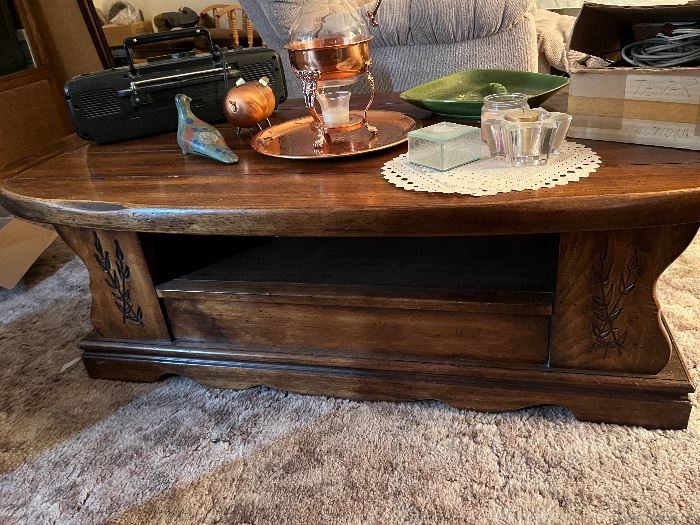 Beautiful coffee table with a drawer.