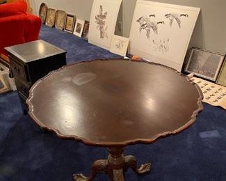 Tilt-top tea table
