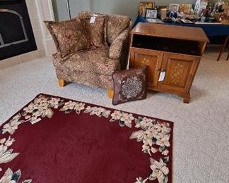 Lounge chair, small serving pc, accent rug