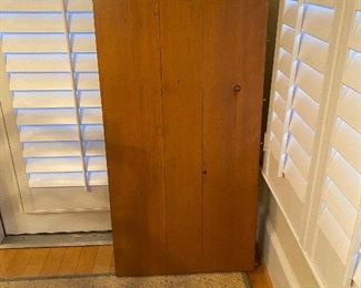 (F1) Very sturdy solid wood table. 47.5" round with leaf that adds 24". Floor to table top is 30". Asking $150. 