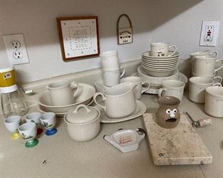 Cheese cutter and dish set