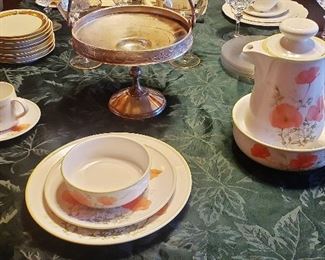 Mid-Century Poppy Dinnerware by Noritake.  HUGE service for 12 with lots of Serving Pieces!