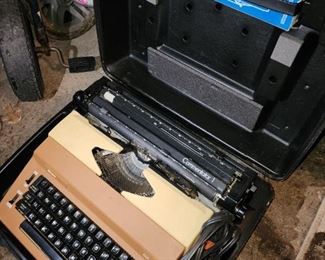 Comentator 1 electric typewriter with case