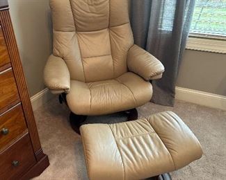 Stressless chair and ottoman 