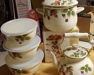 Everyday Kitchen StockPot, Teakettle, 6pc Mixing Bowls all brand new