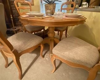 Round table with 2 leaves and 4 chairs