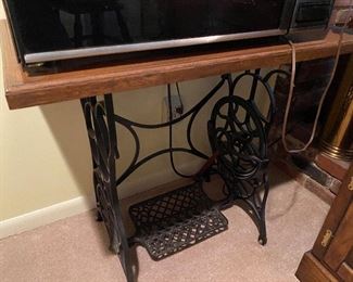 Sewing machine base table