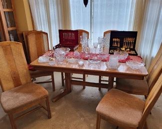Nice heavy dining table w/6 chairs, 2 leaves