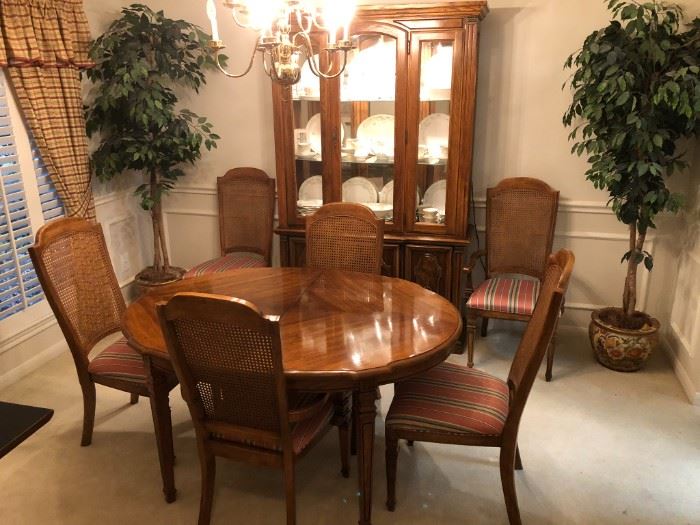 Stanley dining room set: Table with 2 leave,2 captain chairs, 4 side chairs and china cabinet in Pristine Condition!