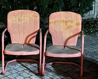 Vintage metal chairs, very cool!