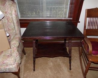 Lovely dark wood spindle legged lamp/parlor table