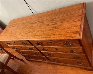 $200 Oak 8 drawers dresser - need size 