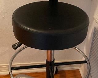 $70 
Tall swivel chair on caster, faux leather round seat&nbsp;