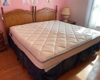 $225 King size bed with two oaks twin headboards - Adjustable firmness