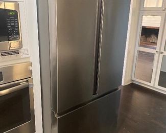 Hisence stainless steel refrigerator with ice maker with freezer drawer on the bottom